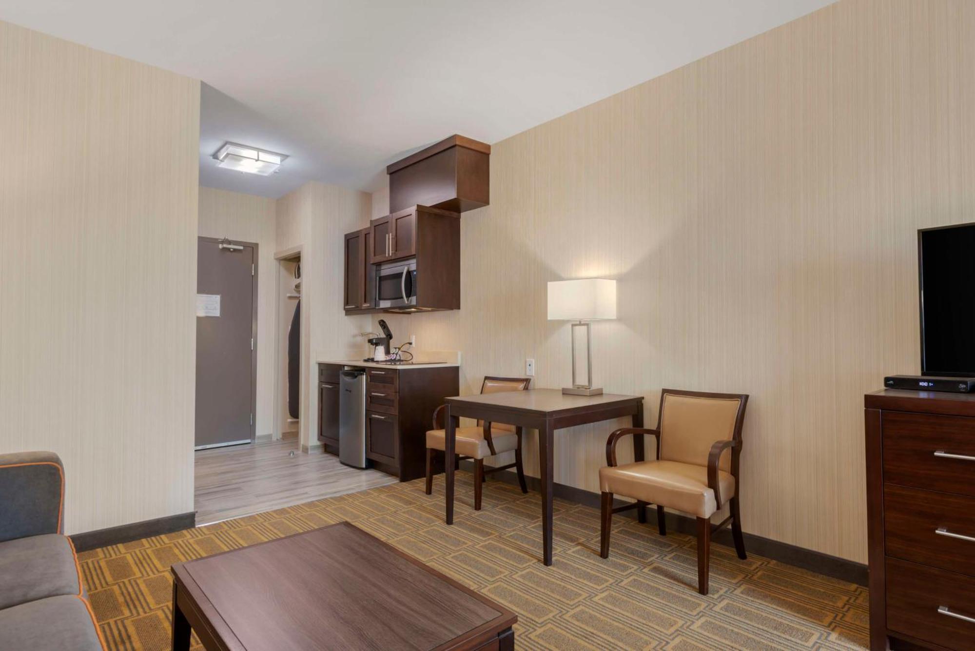 Best Western Plus Chateau Fort St. John Extérieur photo